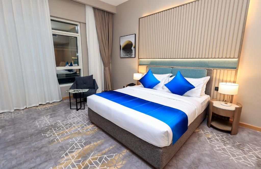 تخت کینگ با دکوراسیون مدرن و نورپردازی در اتاق Premium King Room هتل Best Western Premier M Four دبی